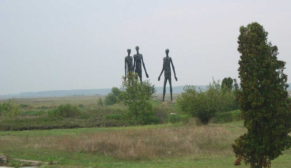 2020/06/images/tour_702/Monument_of_the_1942_raid_victims_near_Žabalj.jpg