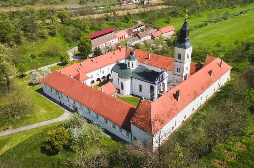 2024/03/images/tour_698/manastir-krusedol-srbija1965785344-830x553.jpg